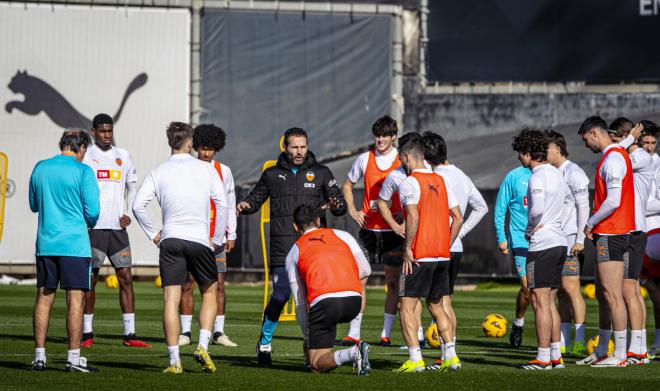 Rubén Baraja, en el entrenamiento de este viernes (Foto: Valencia CF).
