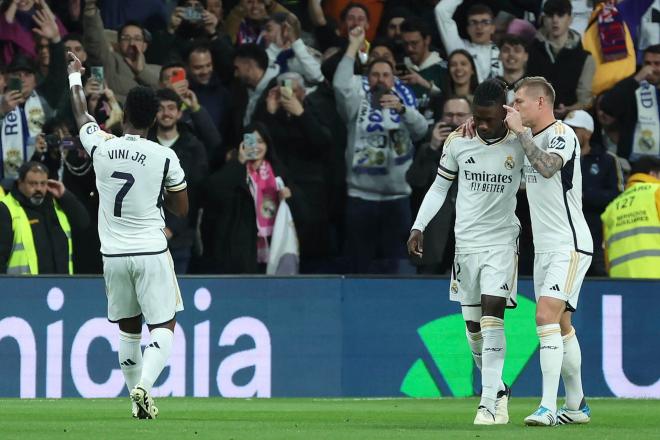 Vinicius celebra con sus compañeros su gol en el Real Madrid-Girona (FOTO: EFE).