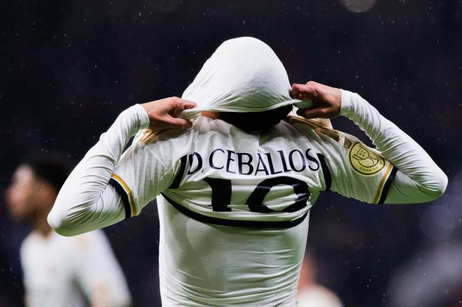 Dani Ceballos, en el banquillo del Real Madrid (Foto: Cordon Press).