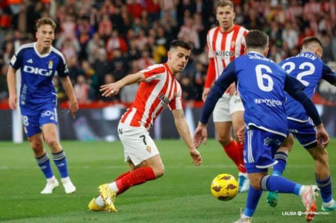 Gaspar Campos pugna por el balón (Foto: LaLiga).