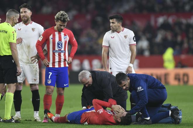 Morata, tumbado con cara de dolor en el Sánchez-Pizjuán (FOTO: Kiko Hurtado).