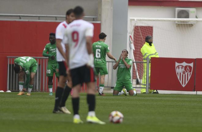 Celebración del gol de Yanis ante el Sevilla Atlético (Foto: Kiko Hurtado).