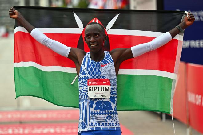Kelvin Kiptum celebra una victoria con la bandera de Kenya (Foto: Cordon Press).