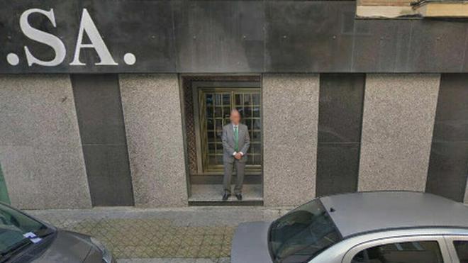 Manuel Ruiz de Lopera, 'cazado' por Google Maps en la puerta de su casa.