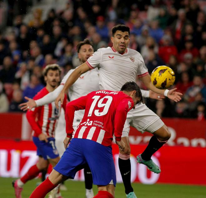 Álvaro Morata remata ante Acuña en el Sevilla-Atlético de Madrid (Foto: Cordon Press).