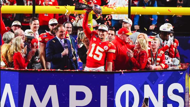 Patrick Mahomes con el trofeo de campeones de la NFL (@Chiefs)