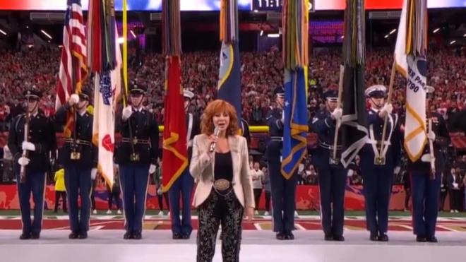 Reba McEntire entona el himno inicial en la Super Bowl 2024 (@CollinRugg)