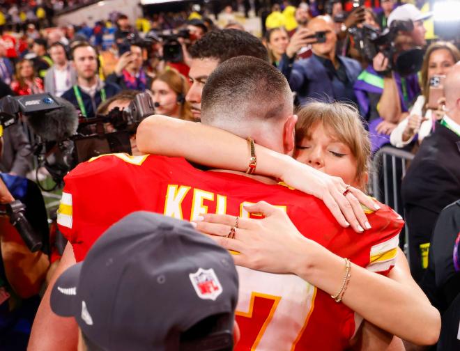 El abrazo de Taylor Swift y Travis Kelce en la Super Bowl 2024 (Foto: Cordon Press)