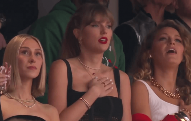 Taylor Swift canta desde las gradas el himno de EEUU (@SC_ESPN)