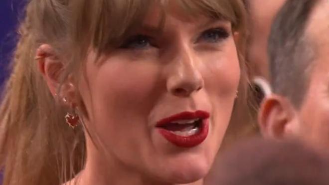 Taylor Swift, sorprendida ante la celebración de su novio en la Super Bowl.