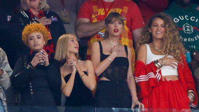 Taylor Swift y sus acompañantes en la Super Bowl 2024 (Cordon Press)