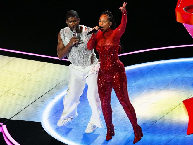 Usher y Alicia Keys, durante el espectáculo del entretiempo de la Super Bowl. (Foto: Cordon Press)