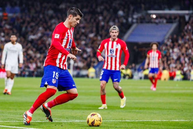 Álvaro Morata controla un balón en el derbi (Foto: Cordon Press).