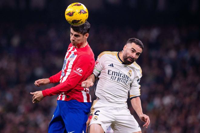 Álvaro Morata pelea un balón con Carvajal en el derbi (Foto: Cordon Press).