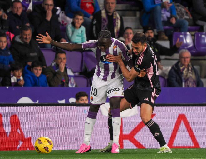 Duelo entre dos jugadores en el último partido de LALIGA HYPERMOTION entre el Valladolid y Albacete.