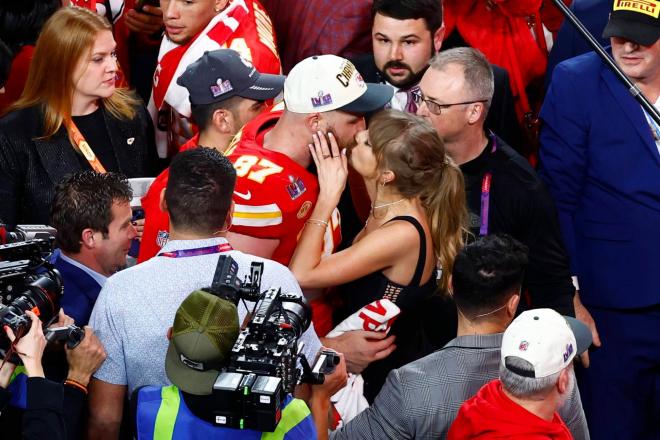 El beso de Taylor Swift y Travis Kelce para celebrar la Super Bowl (Foto: Cordon Press).
