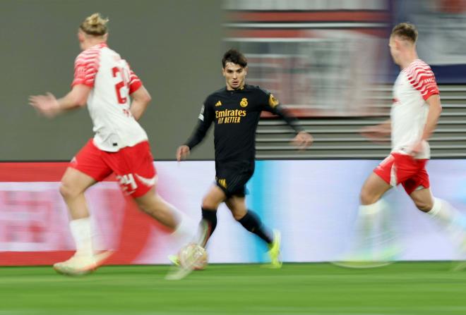 Brahim Díaz encara en el Leipzig-Real Madrid (Foto: Cordon Press).