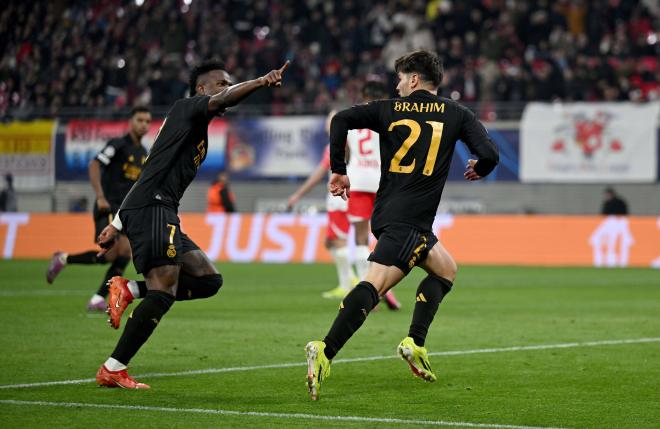 Vinicius y Brahim celebran el gol en el Leipzig-Real Madrid (Foto: Cordon Press).