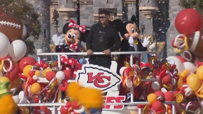 Patrick Mahomes desfilando en Disneyland como es habitual para los MVPs.