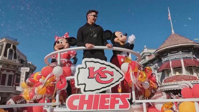 Patrick Mahomes vuelve a Disneyland: el MVP de la Super Bowl cumple con la tradición