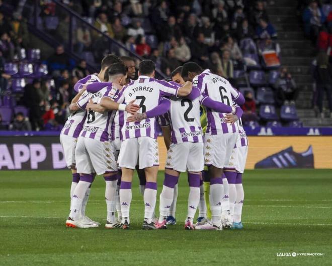 Piña de los jugadores del Real Valladolid (Foto: LALIGA Hypermotion).