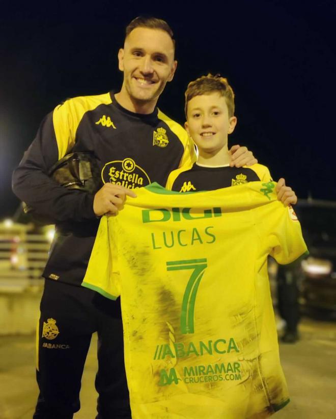 Lucas Pérez regala su camiseta a Iker Platas (Foto: Josu Platas).