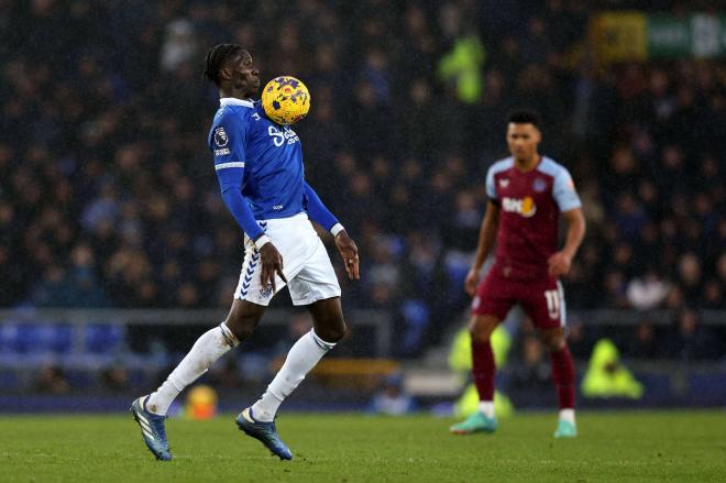 Amadou Onana, objetivo del Barça, contralon un balón en el Everton-West Ham (Foto: Cordon Press).