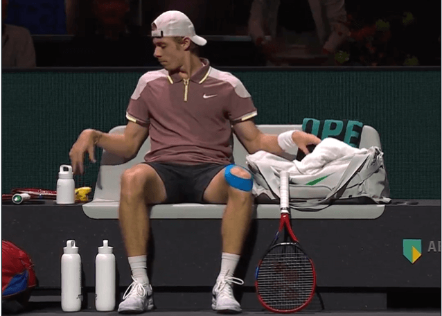 El gesto deportivo entre los tenistas Denis Shapovalov y Gael Monfils (Foto: @TennisTV).