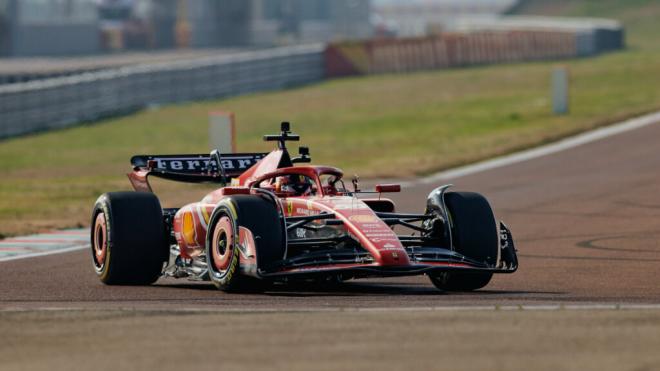 Carlos Sainz, con el nuevo SF24 (Foto: Ferrari).