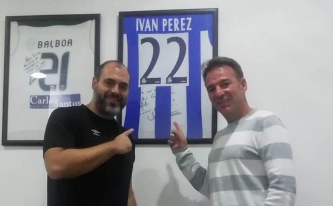 Iván Pérez Muñoz posa con una camiseta del Dépor (Foto: Instagram).
