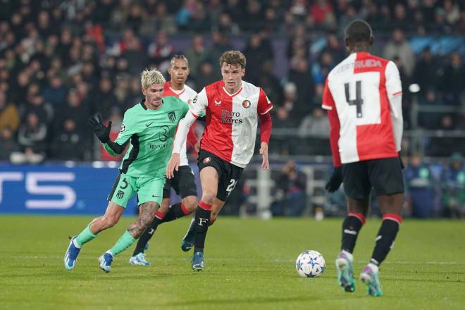 Mats Wieffer, ante De Paul en el Atlético-Feyenoord (Foto: Cordon Press).