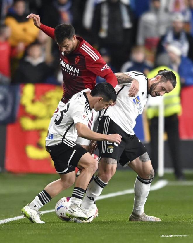Sinan Bakis disputa un balón ante dos defensores del Burgos (Foto: LALIGA Hypermotion)