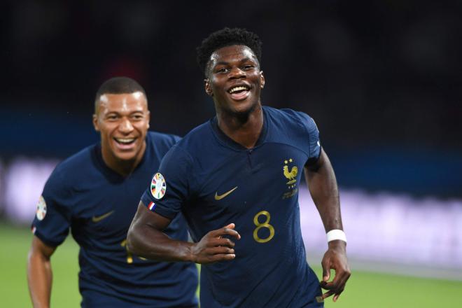Tchouaméni y Mbappé celebran un gol con la selección francesa.