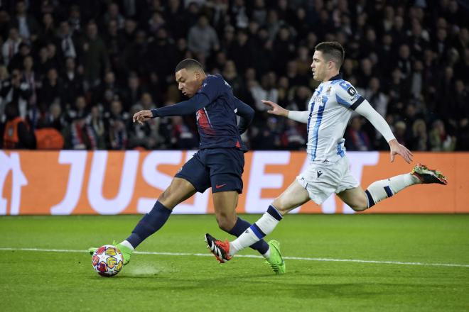 Javi Galán ante Mbappé en el PSG - Real Sociedad (Foto: Giovanni Batista).