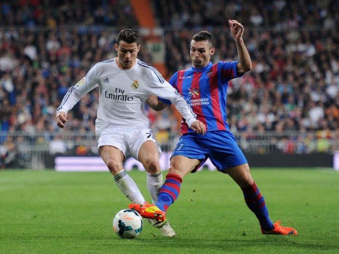 David Barral contra Cristiano Ronaldo en un Real Madrid - Levante.