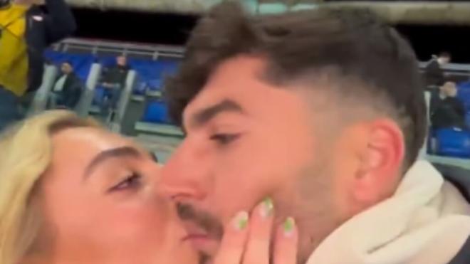 El influencer de Málaga Carliyoelnervio y su novia viendo el Lazio-Bayern Foto: Cuenta TikTok de C