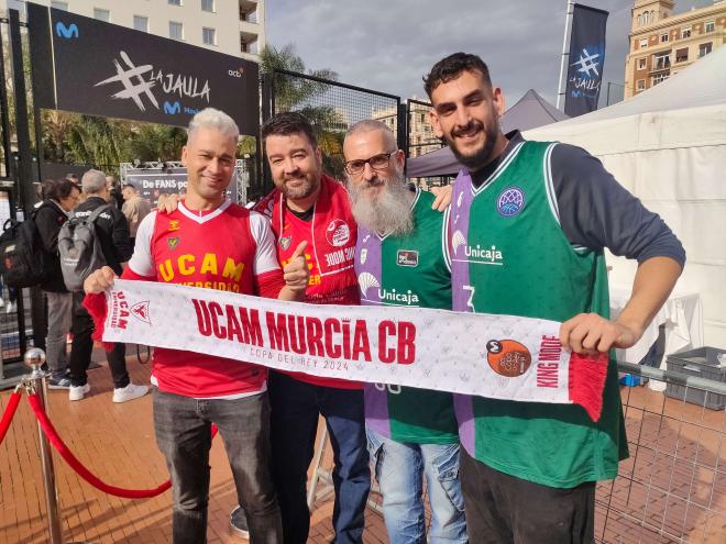 Hermandad de aficionados rivales en el centro de Málaga. (Foto: ElDesmarque)