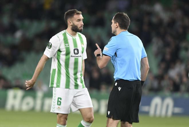 Germán Pezzella en un partido con el Real Betis (Foto: Kiko Hurtado)