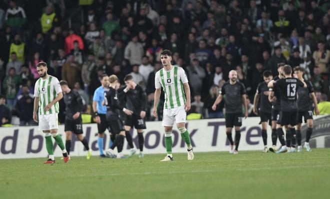 La decepción del Real Betis después del gol del Dinamo (Foto: Kiko Hurtado)