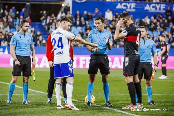 Lluís López, en la elección de campo con Iván Caparrós Hernández en el Zaragoza - Cartagena (