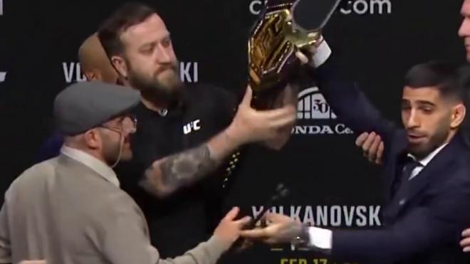 Ilia Topuria le roba el cinturón a Alexander Volkanovski.
