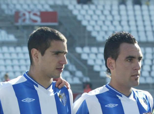El delantero Álex Geijo (i) y el centrocampista Abel Gómez, ahora técnico del Recre. (MCF)