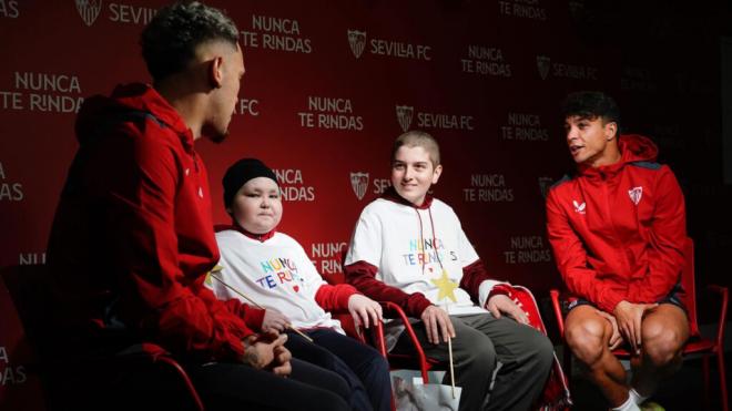 Lucas Ocampos y Óliver Torres con dos niños que padecen cáncer (Foto: @sevillafc).
