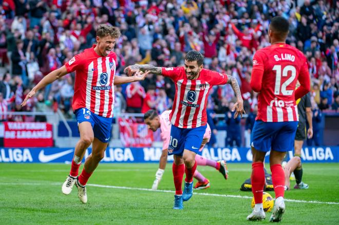 Ángel Correa y Marcos Llorente celebran un gol ante Las Palmas (Foto: Cordon Press).