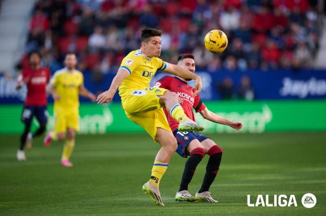 Meré despeja un balón en el Osasuna - Cádiz de la pasada temporada (Foto: LALIGA).