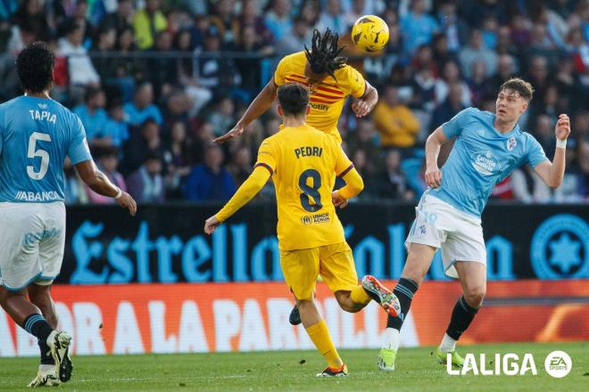 Strand Larsen y Tapia ante Koundé en el Celta - FC Barcelona (Foto: LALIGA).