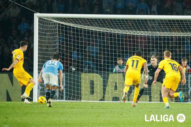 Penalti de Lewandowski en el Celta - Barça (Foto: LALIGA).