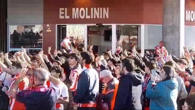 La afición del Sporting de Gijón en las afueras de El Molinón.