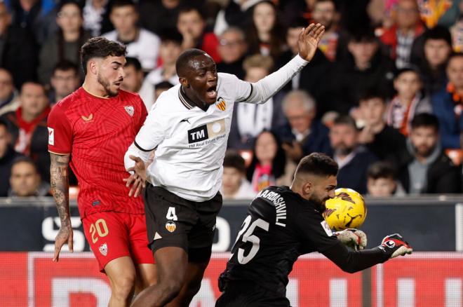 Isaac Romero y Diakhaby, en el Valencia-Sevilla (Foto: EFE).