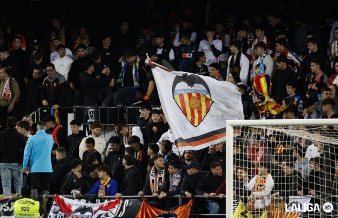 La afición del Valencia CF, ante el Sevilla FC (Foto: LALIGA).